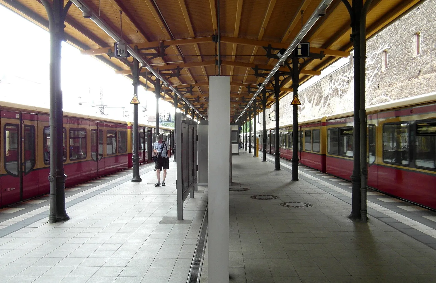 Berlin-S-Bahnhof_Savignyplatz.jpg