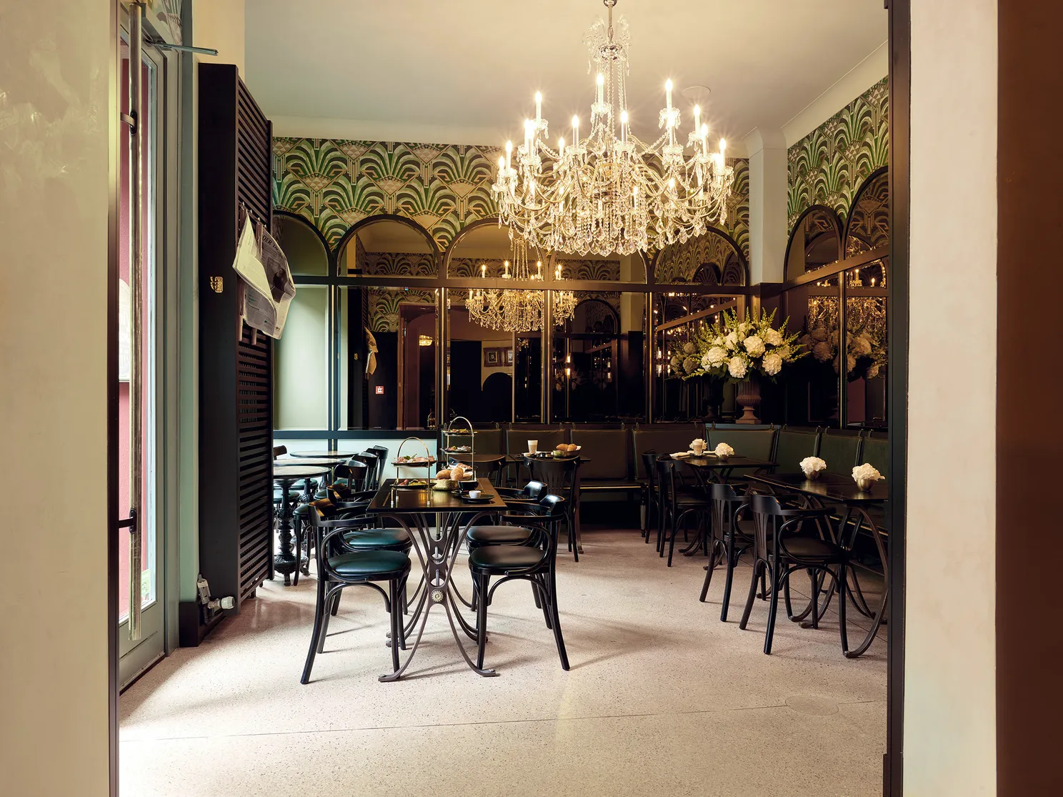 Guided-Tours-Berlin-Arts-Wintergarten-Cafe-IL-1.jpg