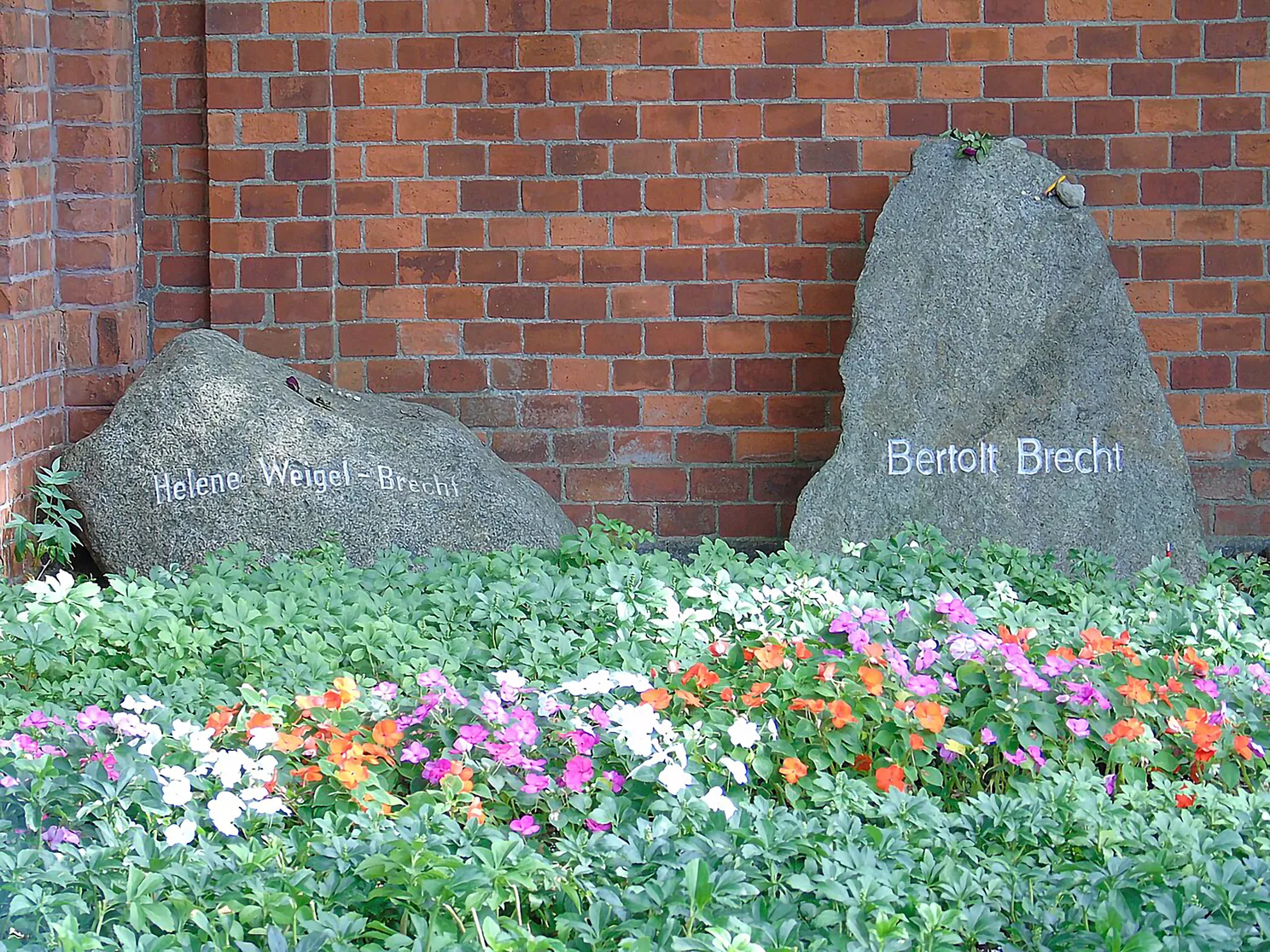 Guided-Tours-Berlin-Cemeteries-Dorotheenstädtischer-Friedhof-Brecht-GS-9.jpg