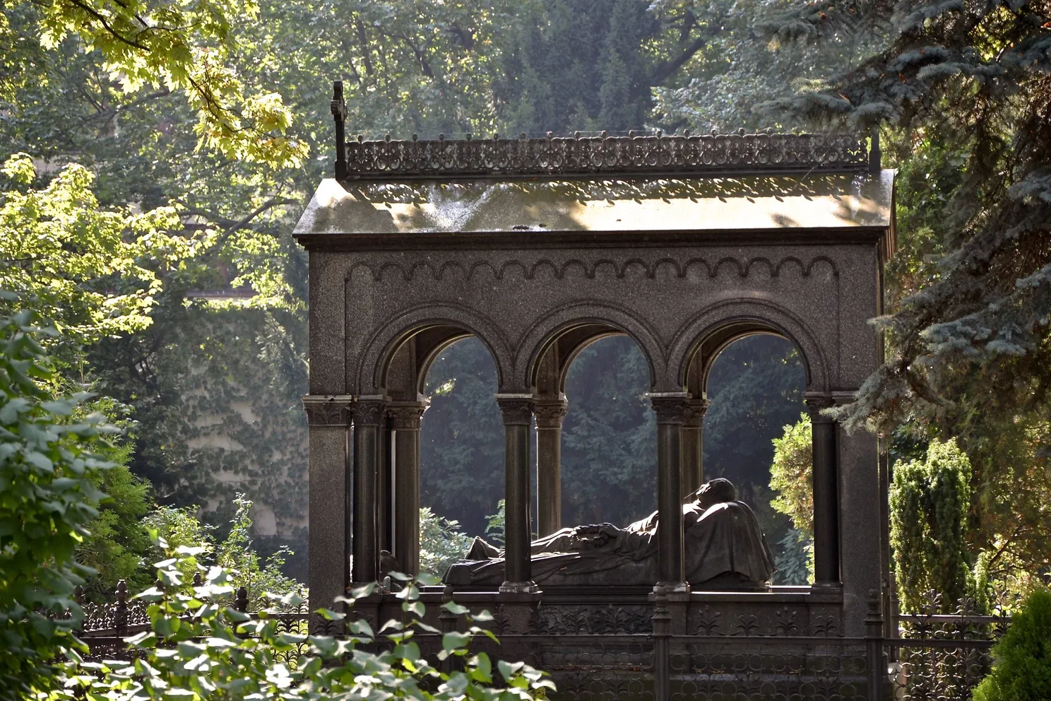 Guided-Tours-Berlin-Cemeteries-der-Dorotheenstädtische-Friedhof-GS-20.jpeg