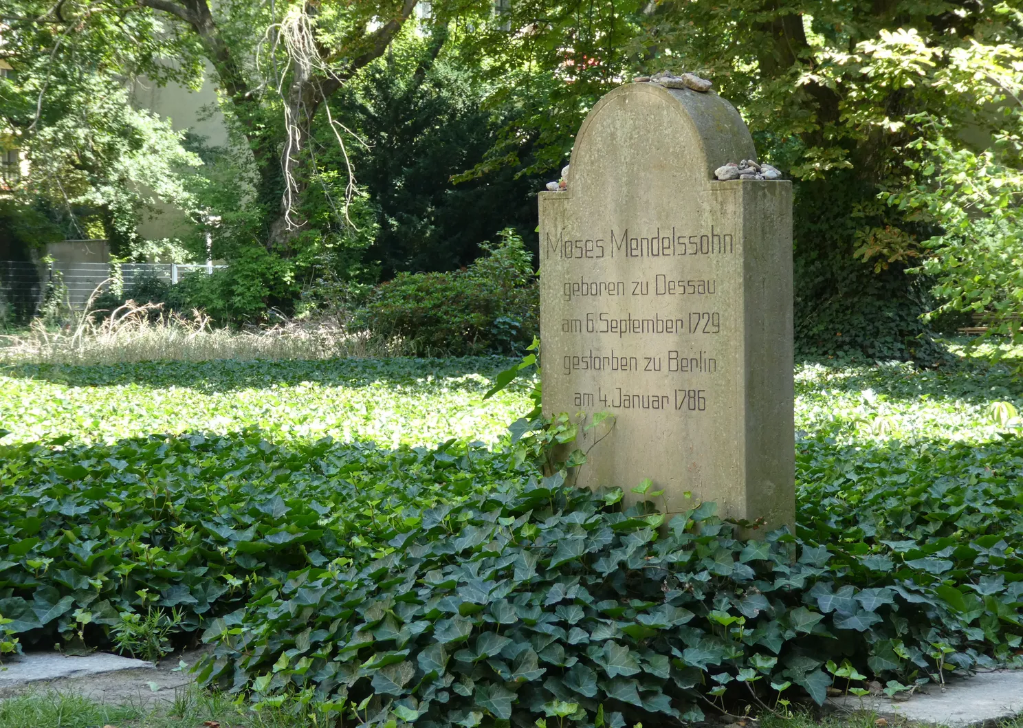 Unique-Berlin-Tour-Judaism-Judentum-Geschichte-Jüdischer-Friedhof-JS-4.jpg